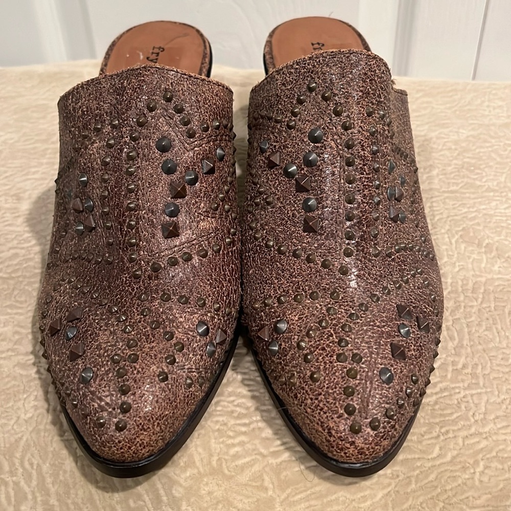 NWOT FRYE studded brown phoenix mules